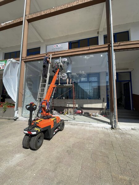 Inchiriere robot pentru sticla