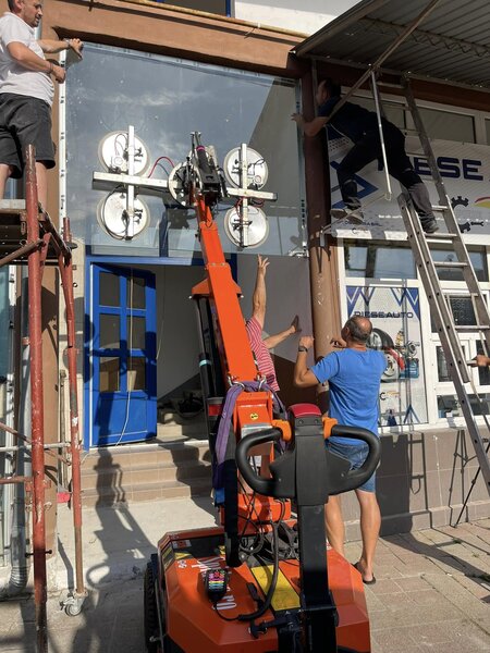 Inchiriere robot pentru sticla